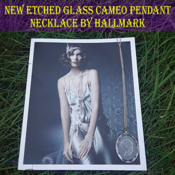 New Glass Cameo necklace Victorian style Hallmark - Picture 8 of 9